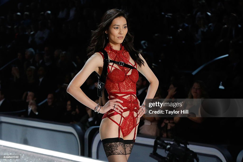 2016 Victoria's Secret Fashion Show in Paris - Show