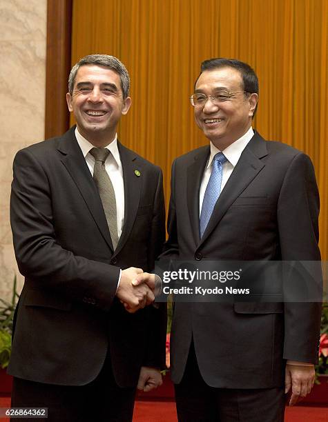 China - Bulgarian President Rossen Plevneliev and Chinese Premier Li Keqiang shake hands before their talks at the Great Hall of the People in...