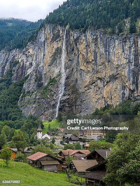 staubbach falls, lauterbrunnen switzerland - lauterbrunnen photos et images de collection