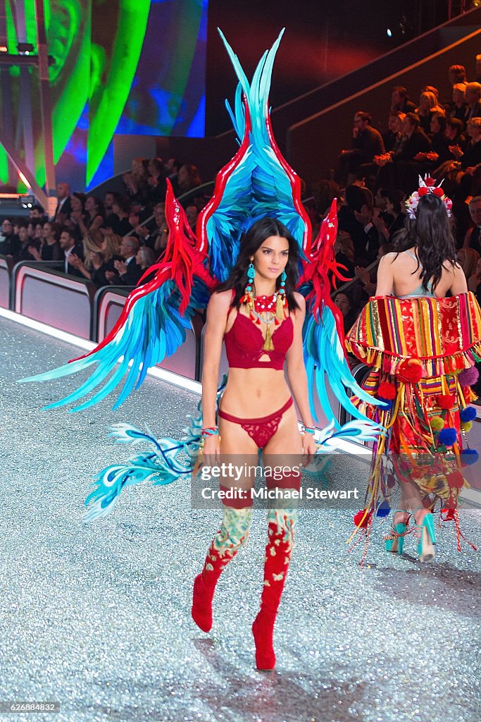 2016 Victoria's Secret Fashion Show in Paris - Show