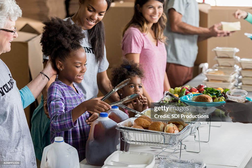 Bénévoles de familles afro-américaines à la soupe populaire