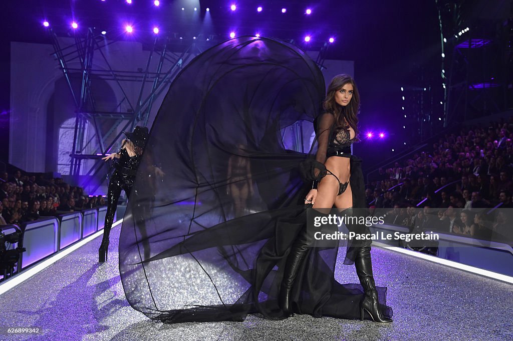 2016 Victoria's Secret Fashion Show in Paris - Show