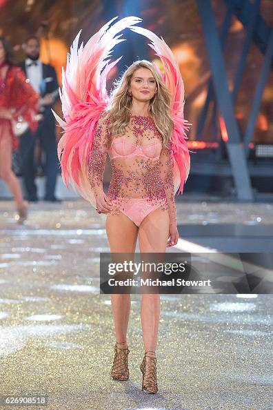 2016 Victoria's Secret Fashion Show in Paris - Show 2016 Victoria's Secret Fashion Show in Paris - Show