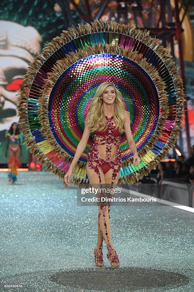 2016 Victoria's Secret Fashion Show in Paris - Show