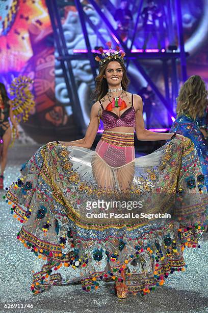 Barbara Fialho walks the runway at the Victoria's Secret Fashion Show on November 30, 2016 in Paris, France.
