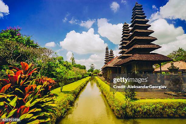 taman ayun der tempel der königlichen familie in bali, indonesien - balinesische kultur stock-fotos und bilder