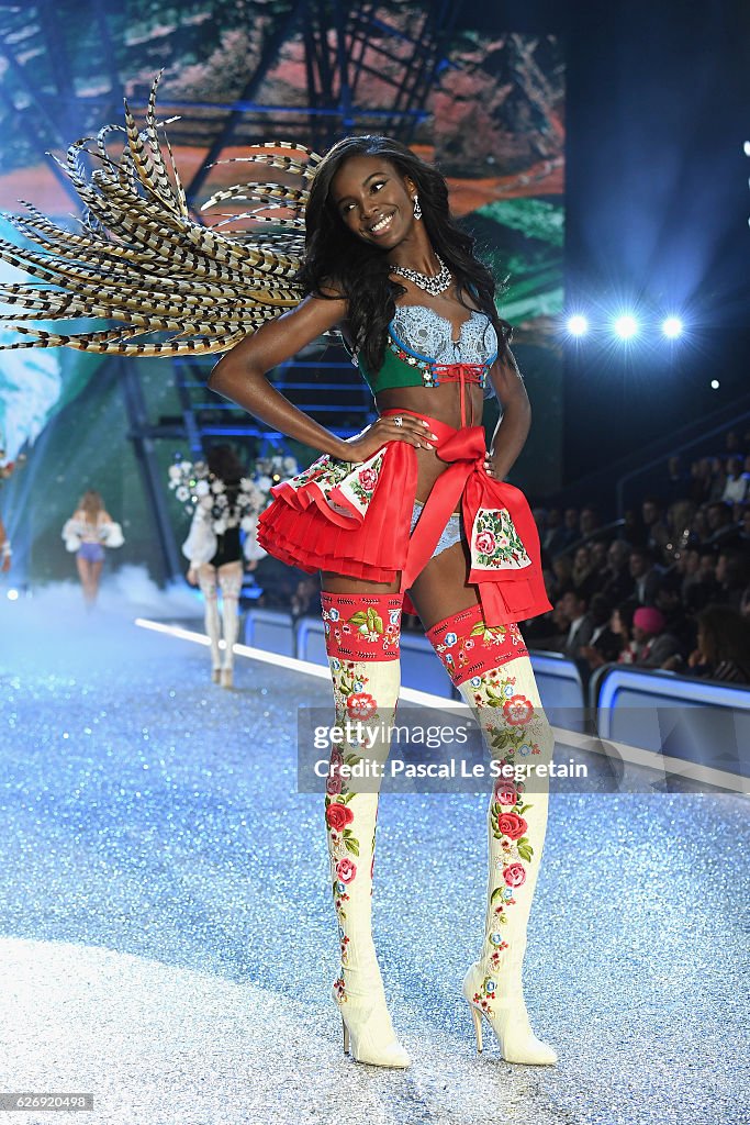 2016 Victoria's Secret Fashion Show in Paris - Show