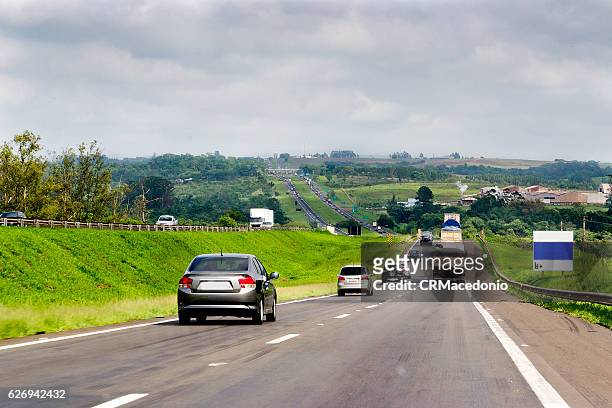 highway traffic in the interior of the state of são paulo - crmacedonio fotografías e imágenes de stock