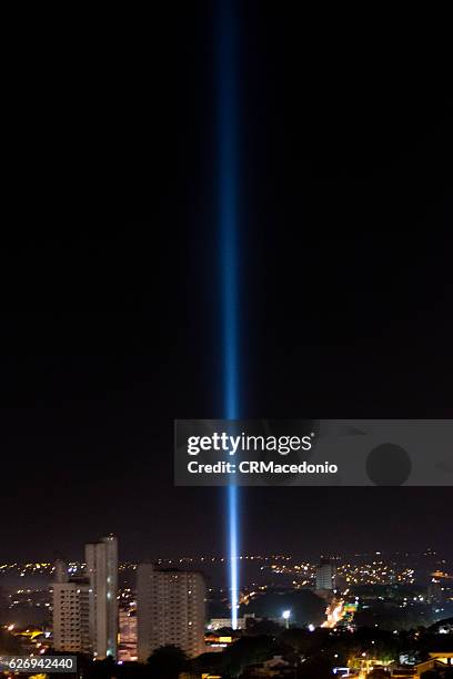 blue light beam cutting through the sky into deep space. - crmacedonio imagens e fotografias de stock