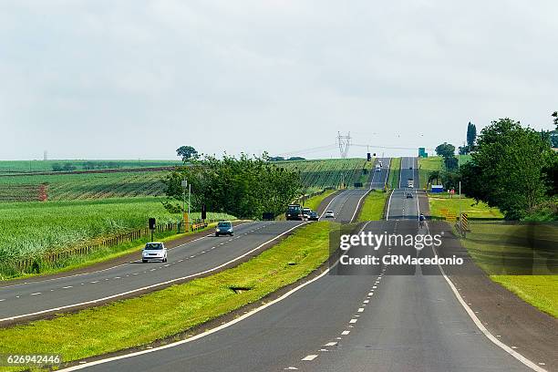 driving with good weather on the highway. - crmacedonio fotografías e imágenes de stock