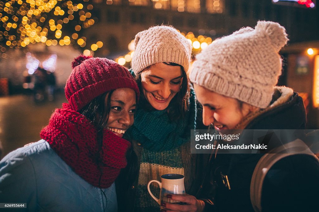 Freunde auf dem Weihnachtsmarkt