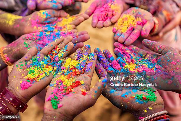 group of indian children playing holi in rajasthan, india - gypsy of the year competition stockfoto's en -beelden