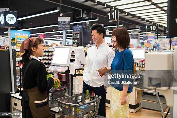 young couple at the checkout - caixa registadora imagens e fotografias de stock