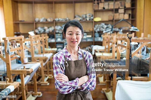 japanese textile worker in her workshop - tradition unternehmen stock-fotos und bilder