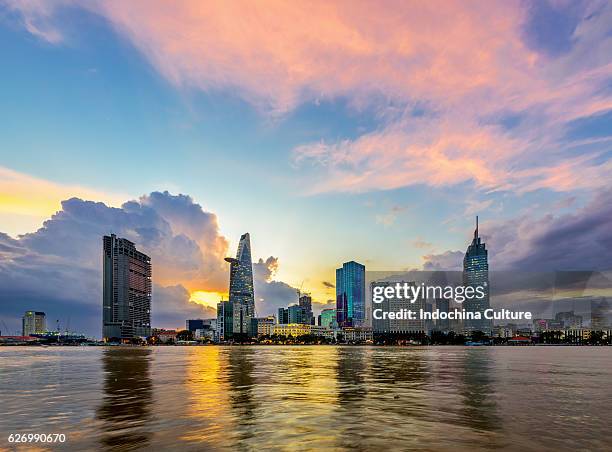 drammatic sunset of saigon skyline - saigon river fotografías e imágenes de stock