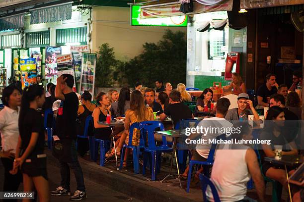 night scene in khao san road - khao san road restaurant stock pictures, royalty-free photos & images