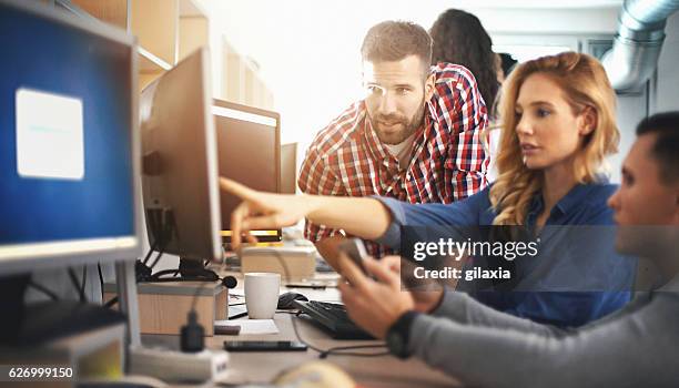 application developers at work. - mens en machine stockfoto's en -beelden