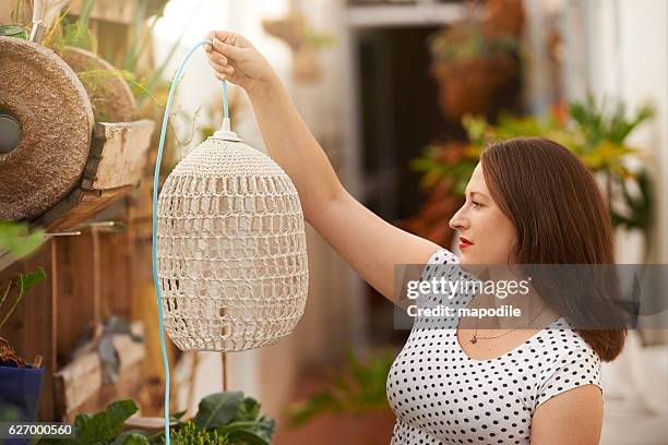 es war genau das, was sie suchte - macrame stock-fotos und bilder