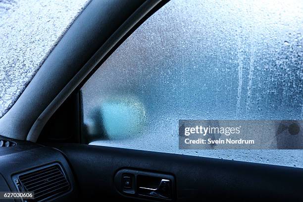 frost on car windows - condensación fotografías e imágenes de stock
