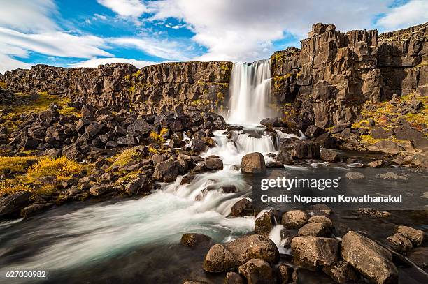 a flow of öxarárfoss - nationaal park pingvellir stockfoto's en -beelden