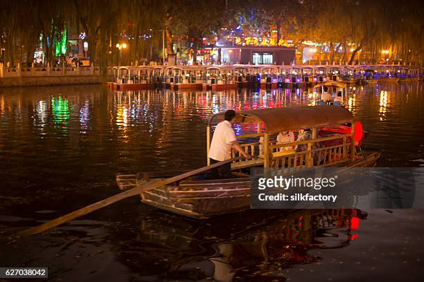 lago houhai con barche e riflessi di luci colorate - houhai foto e immagini stock