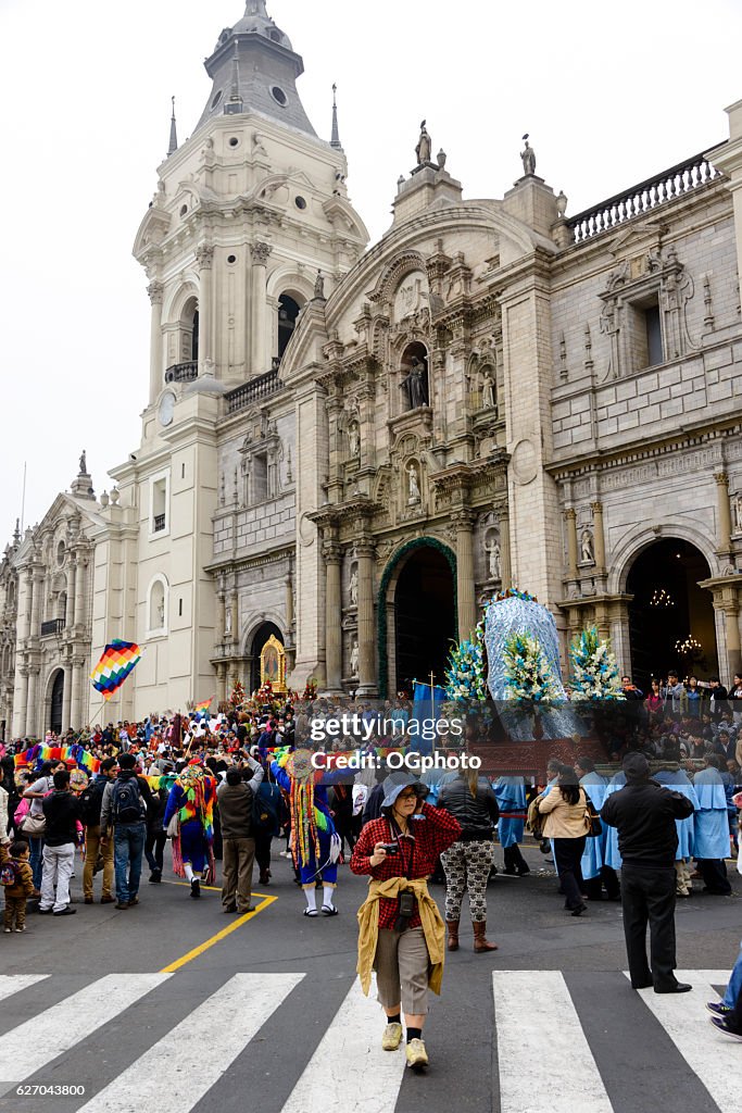 Procession Photo Crowds Observing Religious Procession In Front Of Cathedral High-Res ...