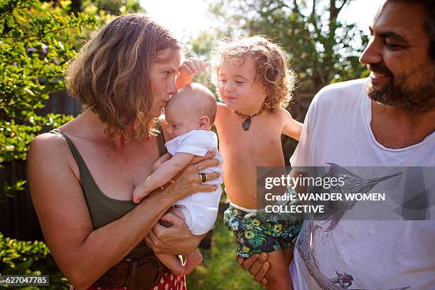 real family in the garden on a hot day - authentic real stockfoto's en -beelden