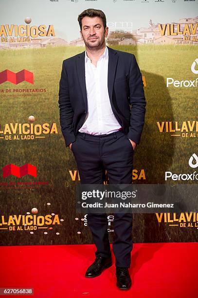 Arturo Vals attends 'Villaviciosa De Al Lado' premiere at Capitol Cinema on December 1, 2016 in Madrid, Spain.
