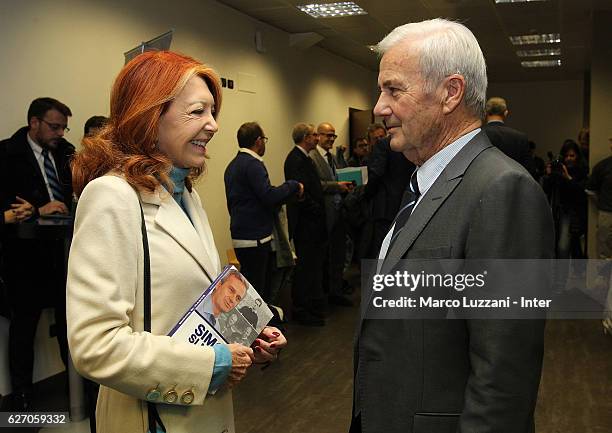 Former FC Internazionale coach Luigi Simoni speaks to Bedy Moratti during a press conference to present his biography 'Simoni si nasce. Tre vite per...