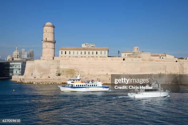 fort saint jean vieux port marseille - passenger craft stockfoto's en -beelden