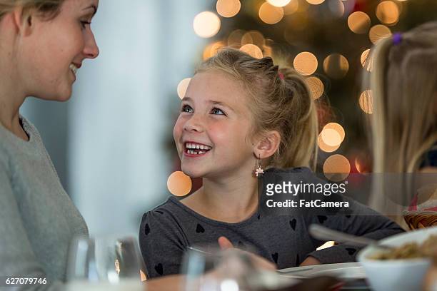 madre cenando con sus hijas - earring fotografías e imágenes de stock