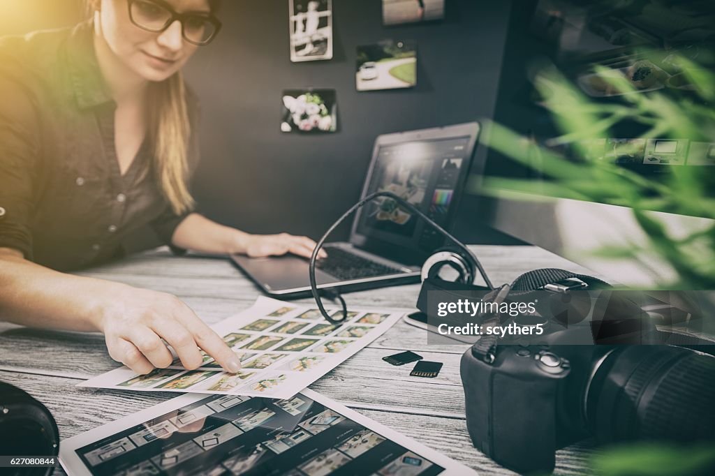 Fotografen computer mit Foto bearbeiten Programme.