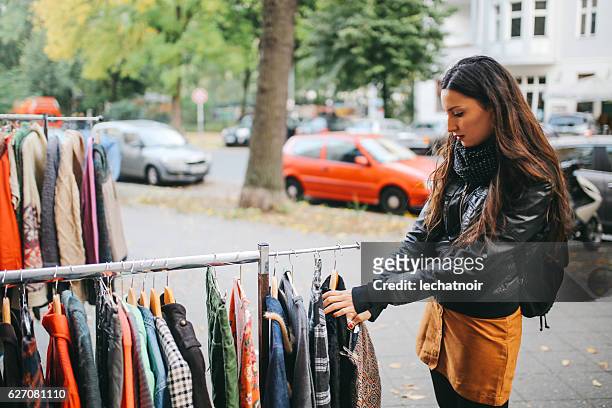 berlin street style shopping - flea market stockfoto's en -beelden
