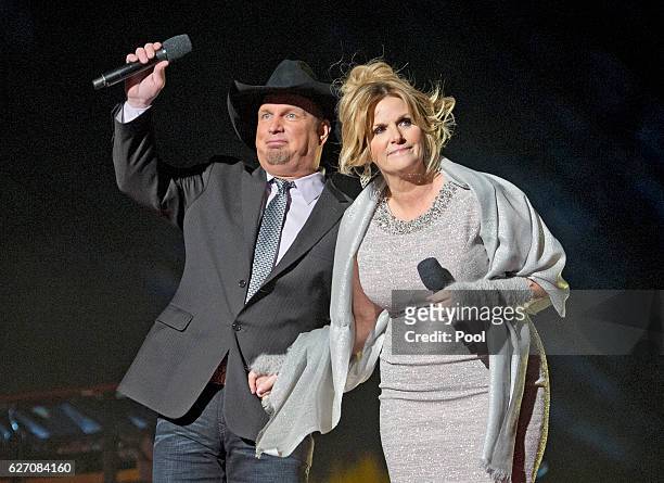 Country singers Garth Brooks and Tricia Yearwood perform at the National Christmas Tree Lighting attended by the first family on the Ellipse December...