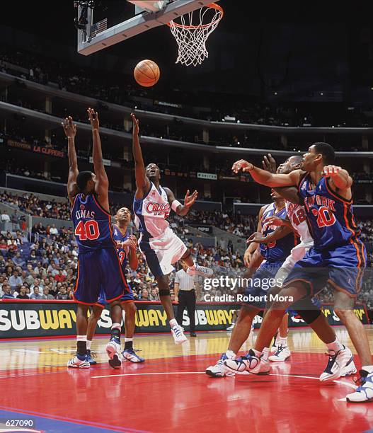 Point guard Jeff McInnis of the Los Angeles Clippers shoots past forward Kurt Thomas of the New York Knicks during the NBA game at the Staples Center...