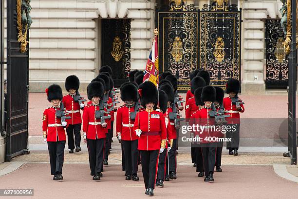 cambio de la guardia - palacio de buckingham fotografías e imágenes de stock