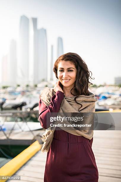 femme marchant dans l’abu dhabi - eau - voile religieux photos et images de collection