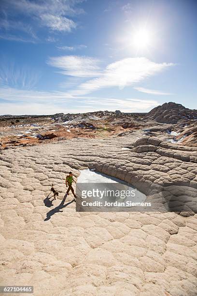 a man hiking in the desert. - pothole photos et images de collection