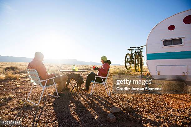 a couple camping in the desert. - het zuidwesten van de verenigde staten stockfoto's en -beelden