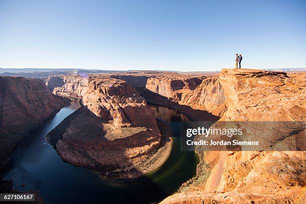 a couple hiking on the edge of a senic overlook. - page foto e immagini stock