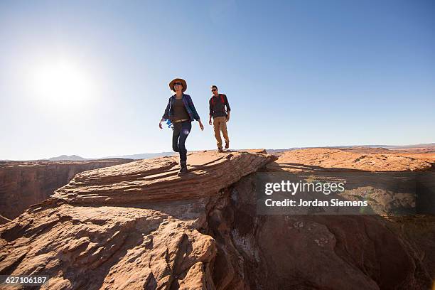 a couple hiking on the edge of a senic overlook. - blank page imagens e fotografias de stock