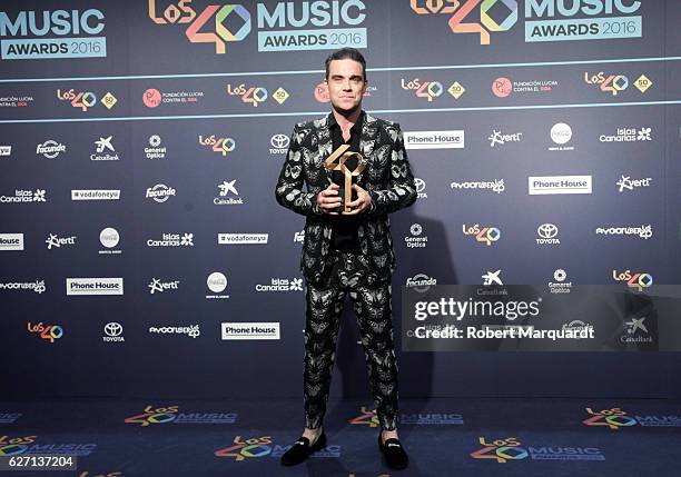 Robbie Williams poses backstage after receiving an award at the Los 40 Music Awards 2016 held at the Palau Sant Jordi on December 1, 2016 in...