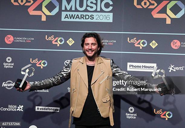Manuel Carrasco poses backstage after receiving an award at the Los 40 Music Awards 2016 held at the Palau Sant Jordi on December 1, 2016 in...