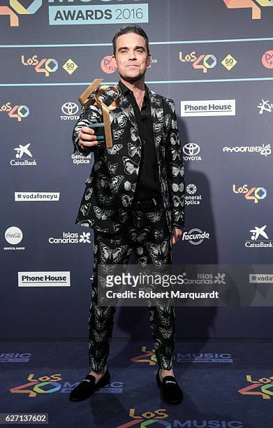 Robbie Williams poses backstage after receiving an award at the Los 40 Music Awards 2016 held at the Palau Sant Jordi on December 1, 2016 in...