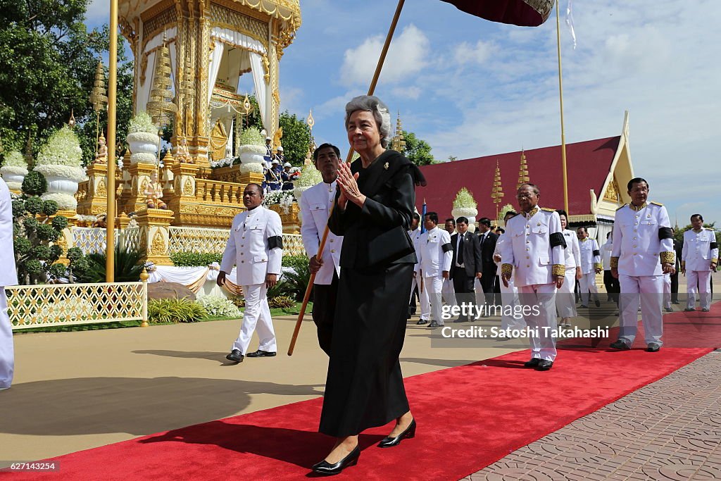 Queen Mother Norodom Monineath arrived at a crematory of Chea Sim at ...