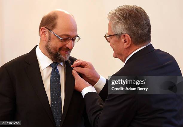 Martin Schulz, president of the European Parliament , receives the Great Cross of Merit from German President Joachim Gauck on December 2, 2016 in...