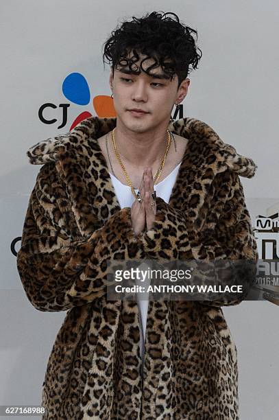 Pop star Dean poses on the red carpet at the Mnet Asian Music Awards at Asia-World Expo in Hong Kong on December 2, 2016. / AFP / Anthony WALLACE