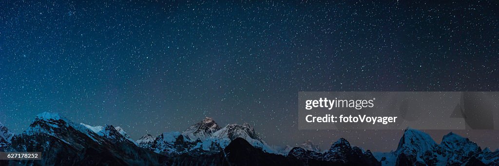 Gipfelsterne des Mount Everest glänzen über Himalaya-Berggipfel-Panorama