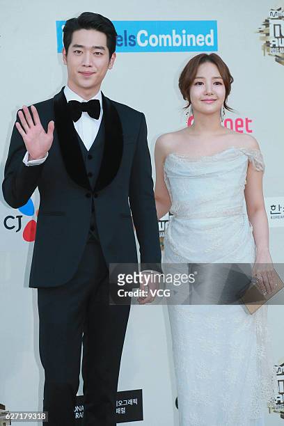 Actor Seo Kang-joon and actress Park Min-young arrive at the red carpet during the 2016 Mnet Asian Music Awards at AsiaWorld-Expo on December 2, 2016...