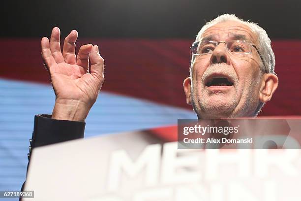 Independent presidential candidate Alexander van der Bellen speaks to supporters at his final election campaign rally on December 2, 2016 in Vienna,...